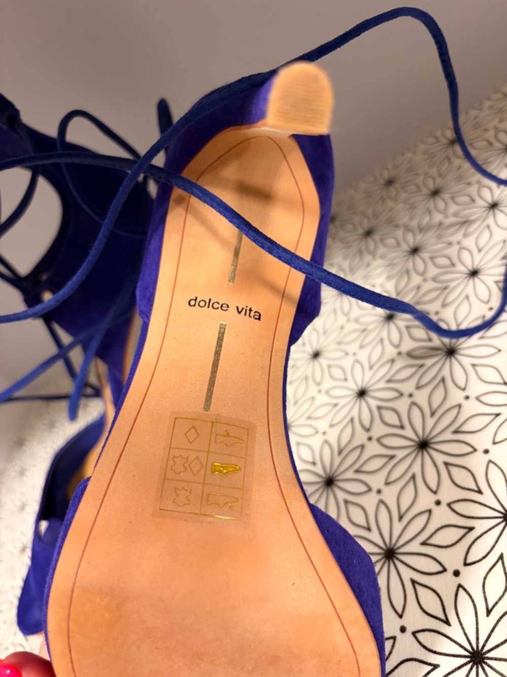 DV heels - Picture 3 of 3